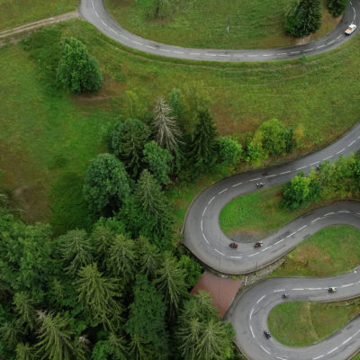 Auffahrt zum Col des Saisies – der Einstieg in die Route des Grandes Alpes